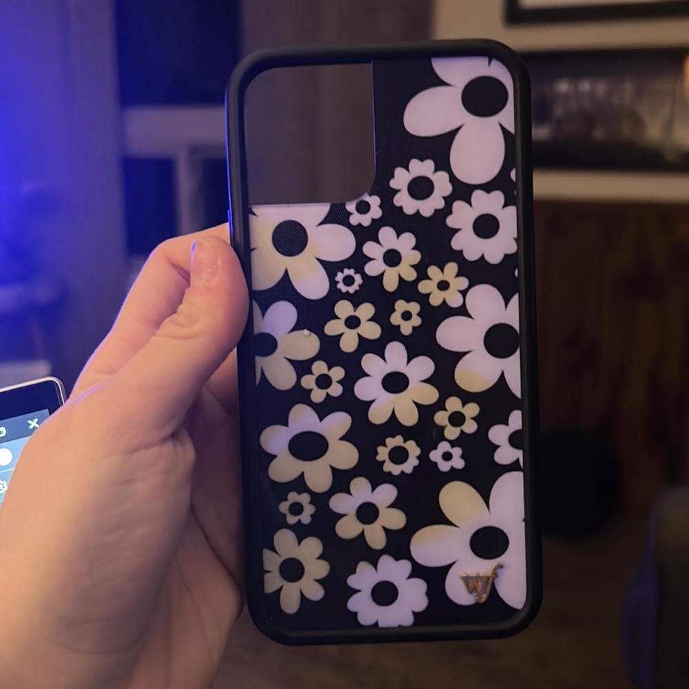 BLACK AND WHITE FLORAL WILDFLOWER IPHONE 12 CASE